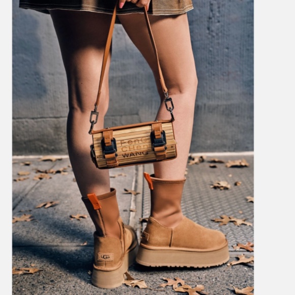 New UGG Women’s Classic Platform Boots - Picture 4 of 11